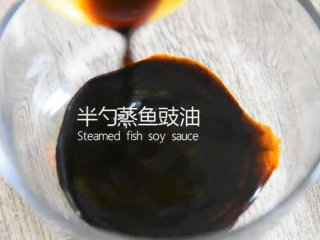 蒜蓉粉丝蒸丝瓜好看又好吃，秘密就在这酱料 