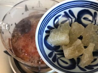 玫瑰花红枣百合桃胶甜羹 