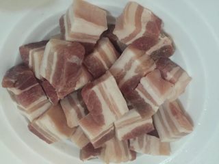 #农品堂亚麻籽油试吃#鹌鹑蛋烧肉,五花肉洗净切小块冷水入锅焯去血末
