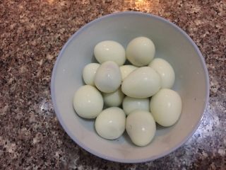 #农品堂亚麻籽油试吃#鹌鹑蛋烧肉,煮熟的鹌鹑蛋剥皮备用
