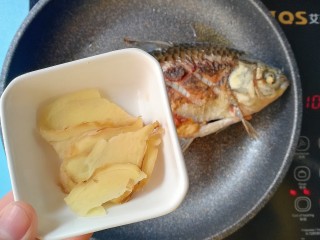 胡萝卜山药鲫鱼汤 