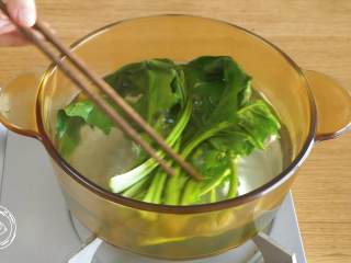 蔬菜蛋卷8m+,首先，菠菜焯水捞出~
tips：焯菠菜可去除草酸（涩味的主要成分）～
